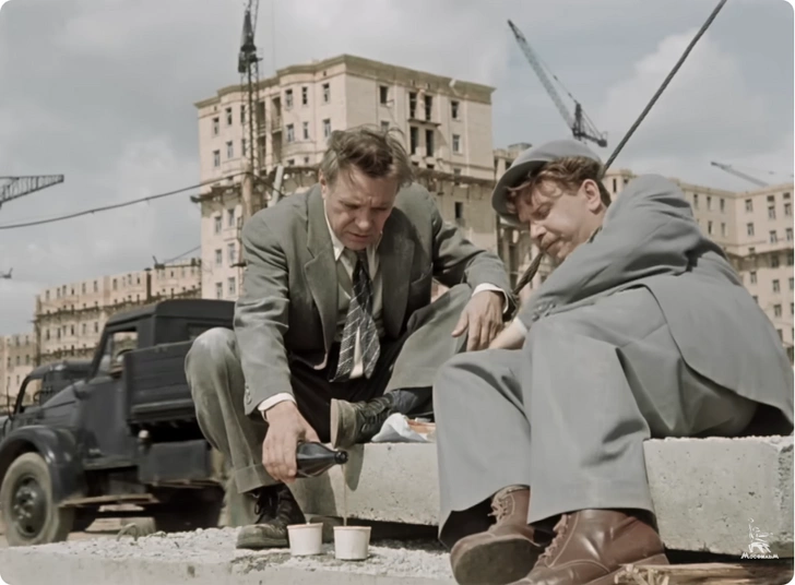 Кадр из фильма. За спиной героев — строящееся здание Дома преподавателей МГУ | Источник: Киноконцерн «Мосфильм» / YouTube