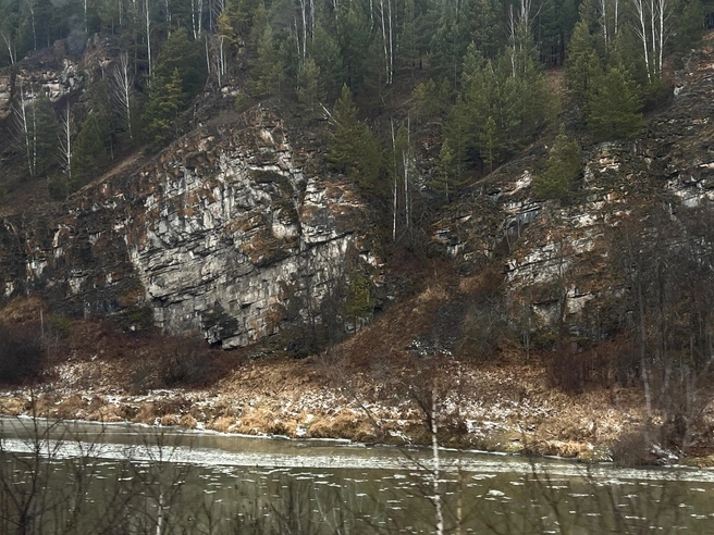 На эти скалы так и хочется залезть | Источник: Андрей Бирюков / UFA1.RU