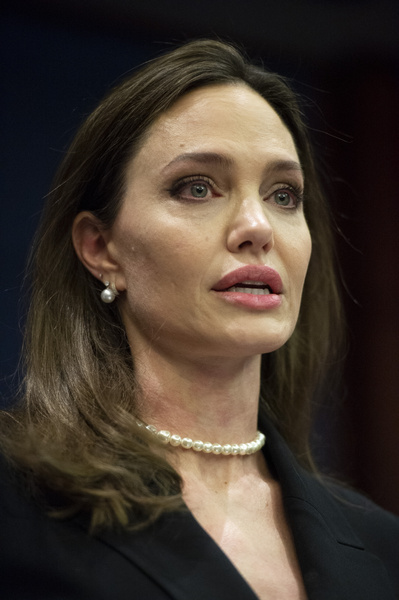 Морщины и «кратеры»: Джоли не узнать без фотошопа и фильтров