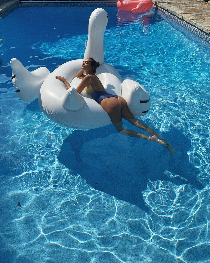 Кто тут самый модный: Жизель Оливейра в ярком купальнике с эффектом омбре на вечеринке у бассейна