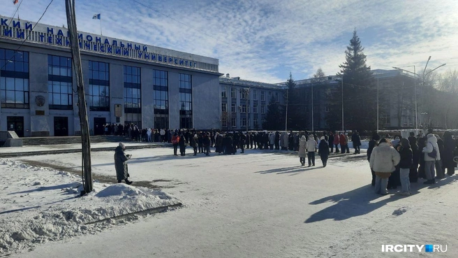 Прямо как в СССР. На встречу Мизулиной с иркутской молодежью за час до начала выстроилась огромная очередь  | Источник: Виктор Лучкин / «ИрСити»