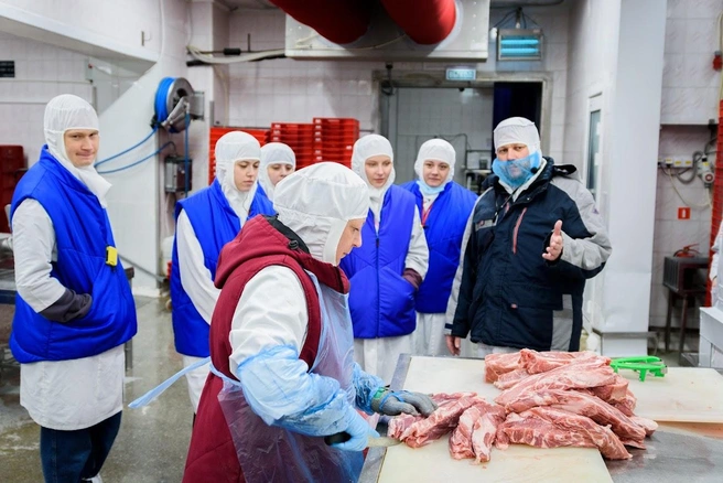 Вручную работники могут нарезать до 500 килограммов мяса за смену | Источник: Александр Кленов