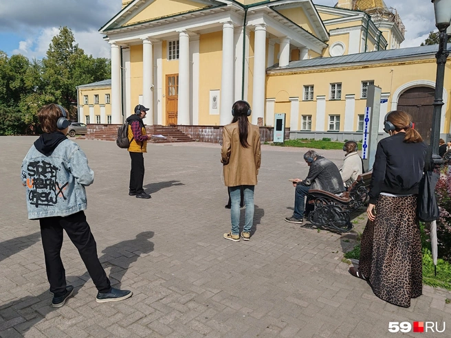 Первые истории участники прогулки слушают на Соборной площади | Источник: Марина Кузнецова / 59.RU