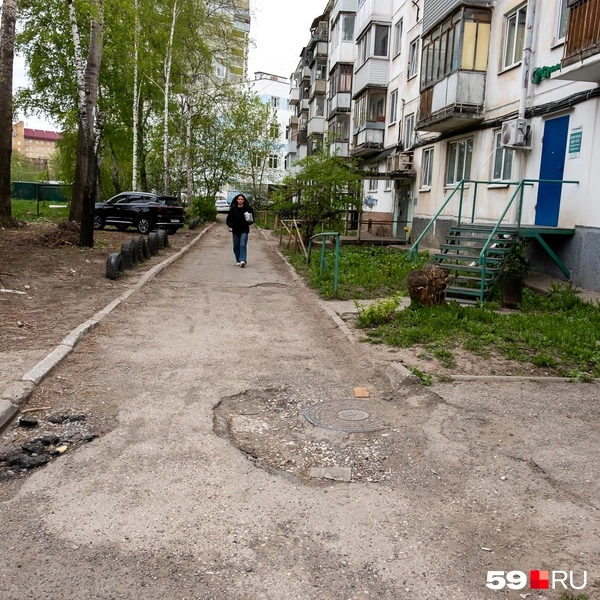 Тротуар тоже в ямах | Источник: Василина Любимова / 59.RU