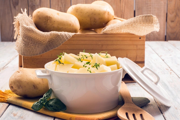 Можно ли есть картошку с кожурой, картошка с кожурой, молодая картошка с кожурой, едят ли картошку с кожурой, польза картошки, польза картошки для организма | Источник: dumpstock/Shutterstock/Fotodom.ru