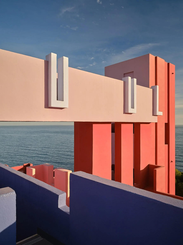 Muralla Roja Рикардо Бофилла в объективе канадских фотографов