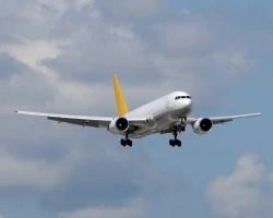 Самолет Boeing загорелся во время буксировки в красноярском аэропорту | ngs24.ru