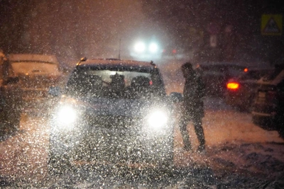 В Омской области из-за снегопада запретили движение грузовиков и автобусов