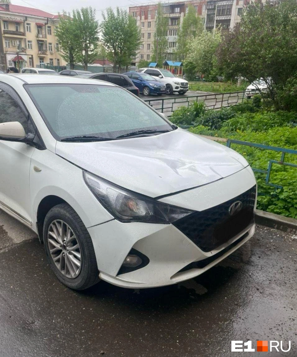Ребенок упал на капот автомобиля | Источник: читатель E1.RU
