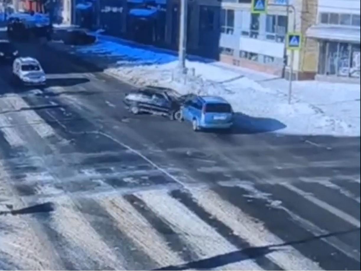 Поехал на желтый свет: как в Архангельске столкнулись два автомобиля — на видео