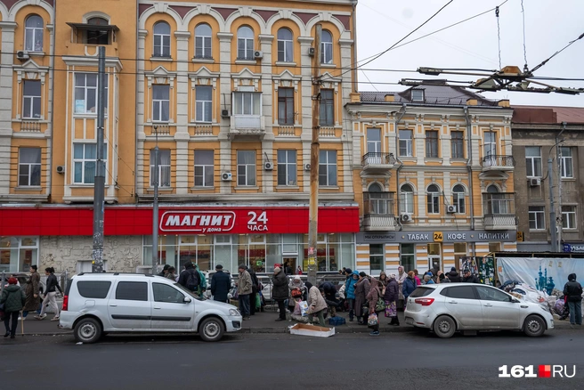 Обеды для нуждающихся проводят на небольшом островке у Центрального рынка | Источник: Евгений Вдовин / 161.RU