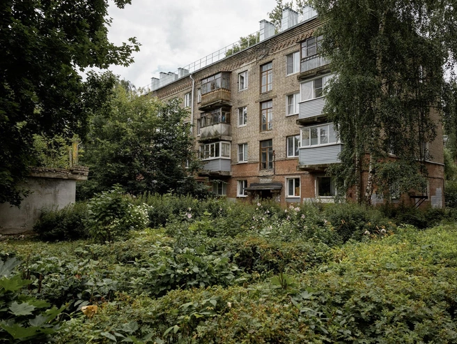 Большую часть двора хрущевки занимает клумба с цветами и зеленью. | Источник: Александр Куренной / 76.RU