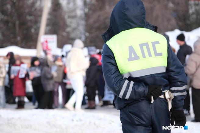 Согласованный пикет проходил на окраине Томска, но несмотря на месторасположение в нем поучаствовали более сотни человек.  | Источник: Василиса Орлова / NGS70.RU