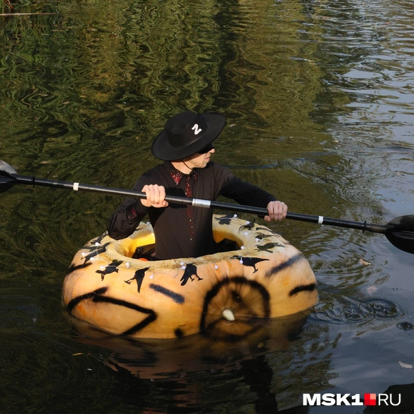 Другой мужчина надел костюм Зорро | Источник: Артем Устюжанин / MSK1.RU
