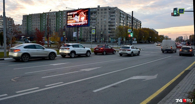 Перекресток Бейвеля с 40-летия Победы: здесь появляется дополнительная полоса для поворота налево, а с выделенки можно поворачивать направо. Прямо — две полосы | Источник: Артем Краснов
