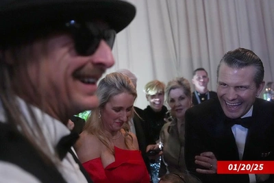 Kid Rock прокатился в военном вертолете в честь 250-летия США