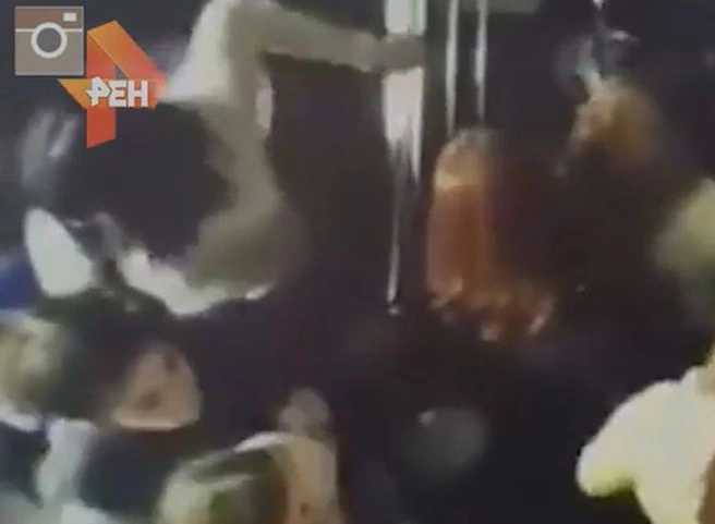 Опубликовано видео давки на лестнице в горящем ТЦ «Зимняя вишня» | ya62.ru