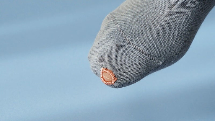 Самый главный тренд: японский дизайнер придумал носки с дырками по умолчанию