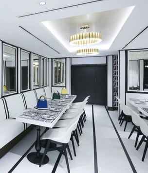 От руки: графическое pop-up кафе Fendi