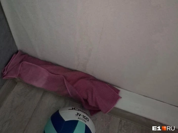И вода стала стекать по стенам | Источник: читатель E1.RU