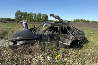 ВАЗ с подростками опрокинулся в кювете под Омском