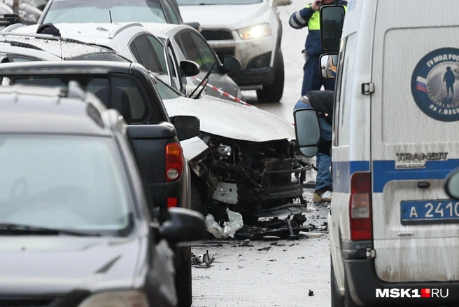 Машину генерала Фанила Сарварова изучают криминалисты | Источник: Артем Устюжанин / MSK1.RU