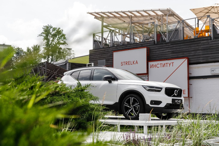 Фото №1 - При поддержке Volvo Car Russia на Красном Октябре в Москве открылось pop-up пространство Strelka Summer Lounge