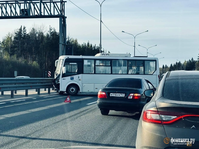«Карш всмятку, автобус поперек». ДТП парализовало Новоприозерское шоссе | Источник: читатель «Фонтанки»