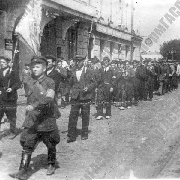 Колонна народного ополчения Свердловского района, август 1941 года | Источник: permgaspi.ru