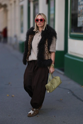 Меховые жилетки снова в тренде, но не те, что мы любили в нулевых Меховые жилетки снова в тренде, но не те, что мы любили в нулевых