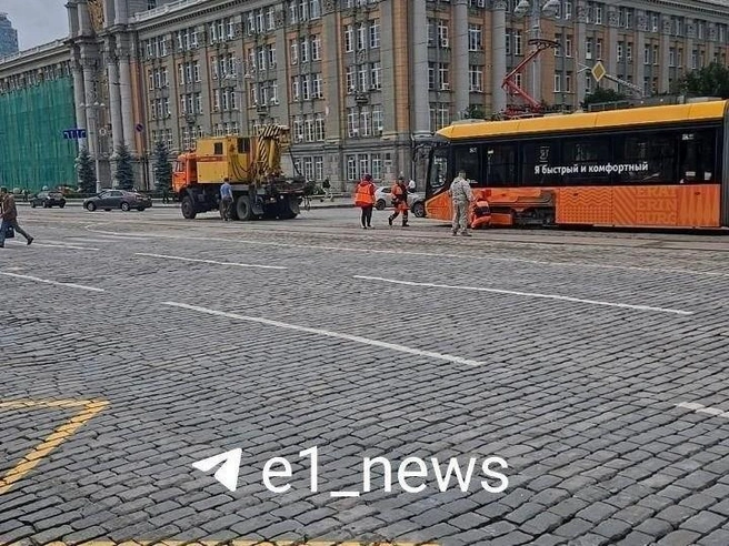 Трамваи остановились на проспекте Ленина | Источник: Читатель E1.RU