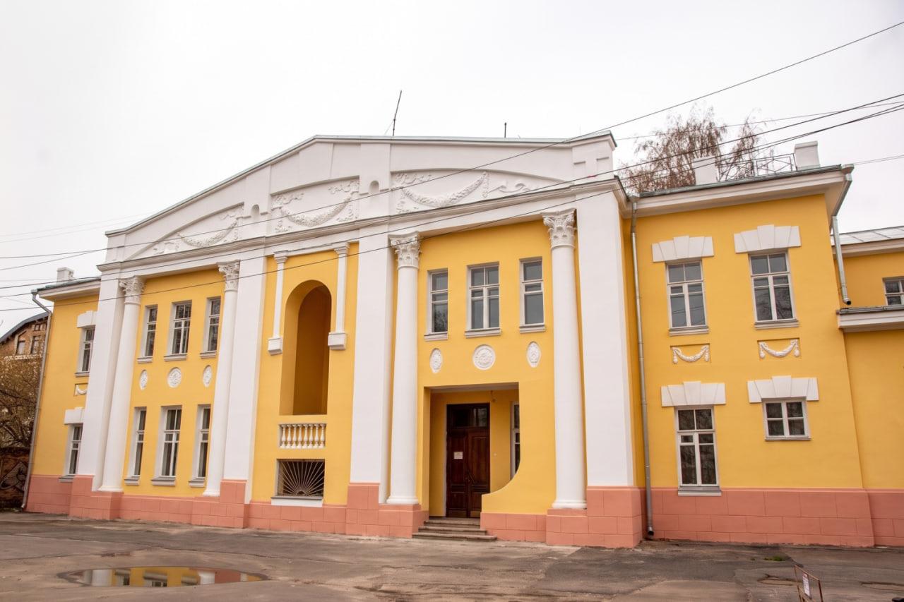 Усадьба Вахрамеева на улице Ушинского, 16 была построена в конце XVIII века. Некоторое время здесь располагался отдел военного комиссариата. Последние годы дом стоял заброшенным. В 2023-м здесь полыхал пожар&nbsp;из-за сигареты забравшегося внутрь бомжа | Источник: Городские медиа
