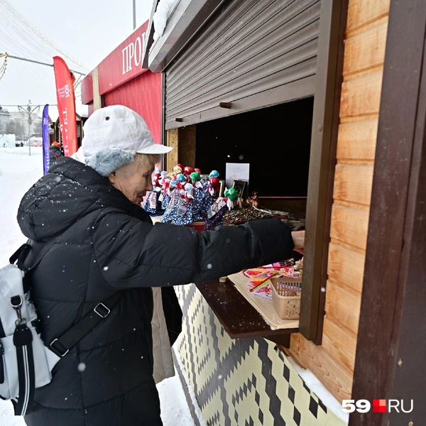 Покупательница что-то выбирает | Источник: Василина Любимова / 59.RU
