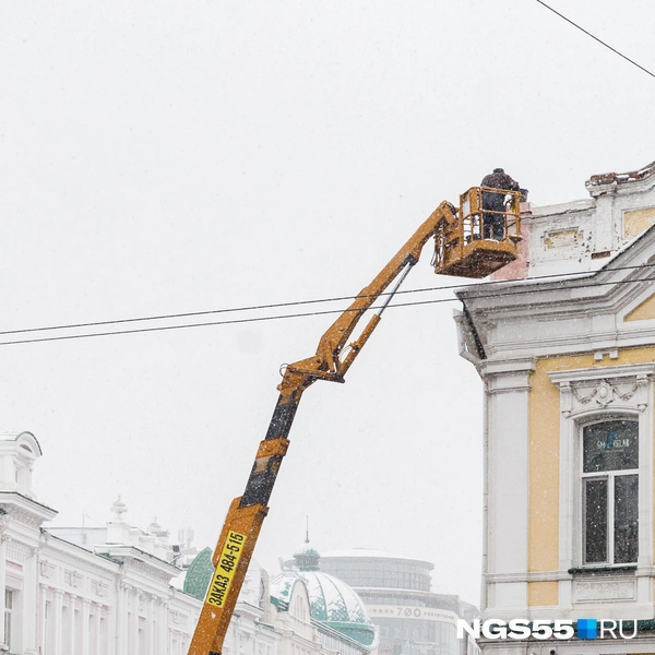 Работе и снегопад не помеха | Источник: Кирилл Башинский / NGS55.RU