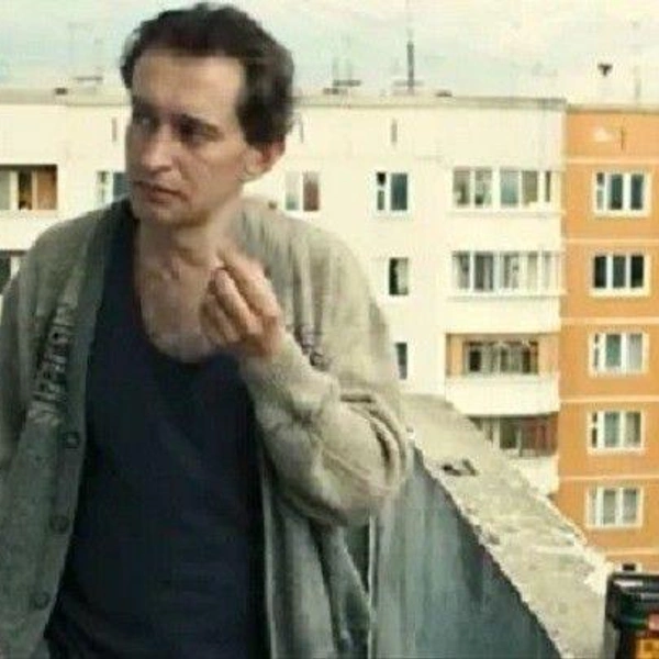 Константин Хабенский стоит на балконе дома в Перми  | Источник: кадр из фильма / студии «Красная стрела», «Мармот-фильм»