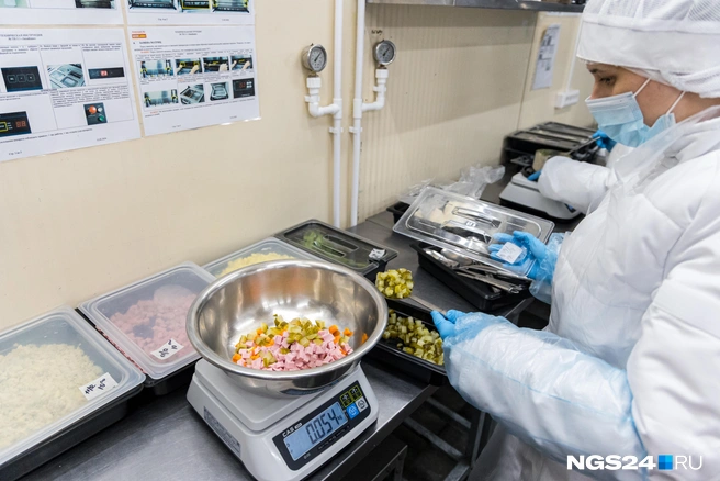 Взвешивают оливье | Источник: Мария Ленц / NGS24.RU
