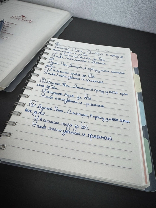 Теперь пишет послания отцу в надежде, что их отношения наладятся | Источник: STEFAN MOOD / T.me