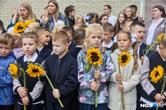 Один класс подарил большой букет подсолнухов | Источник: Александр Ощепков / NGS.RU