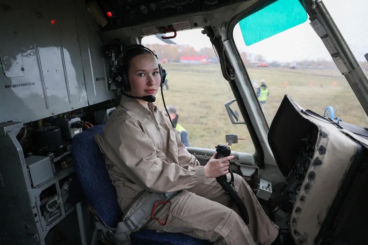 «Каждую секунду пытается тебя убить»: как в единственном училище России готовят гражданских вертолетчиков — репортаж с аэродрома