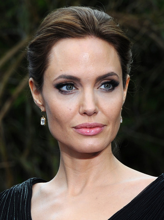Углы Джоли: как получить идеальный овал лица самой красивой актрисы Голливуда (и сколько это стоит)