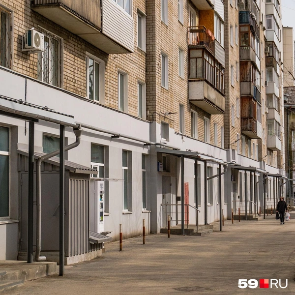 Получается, со двора дом обновлен только сверху и снизу | Источник: Тимофей Калмаков / 59.RU