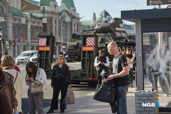 Посмотреть репетицию пришли десятки новосибирцев | Источник: Александр Ощепков / NGS.RU