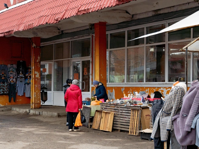 Некоторые торговцы реализуют продукты на улице | Источник: Кирилл Поверинов / 76.RU
