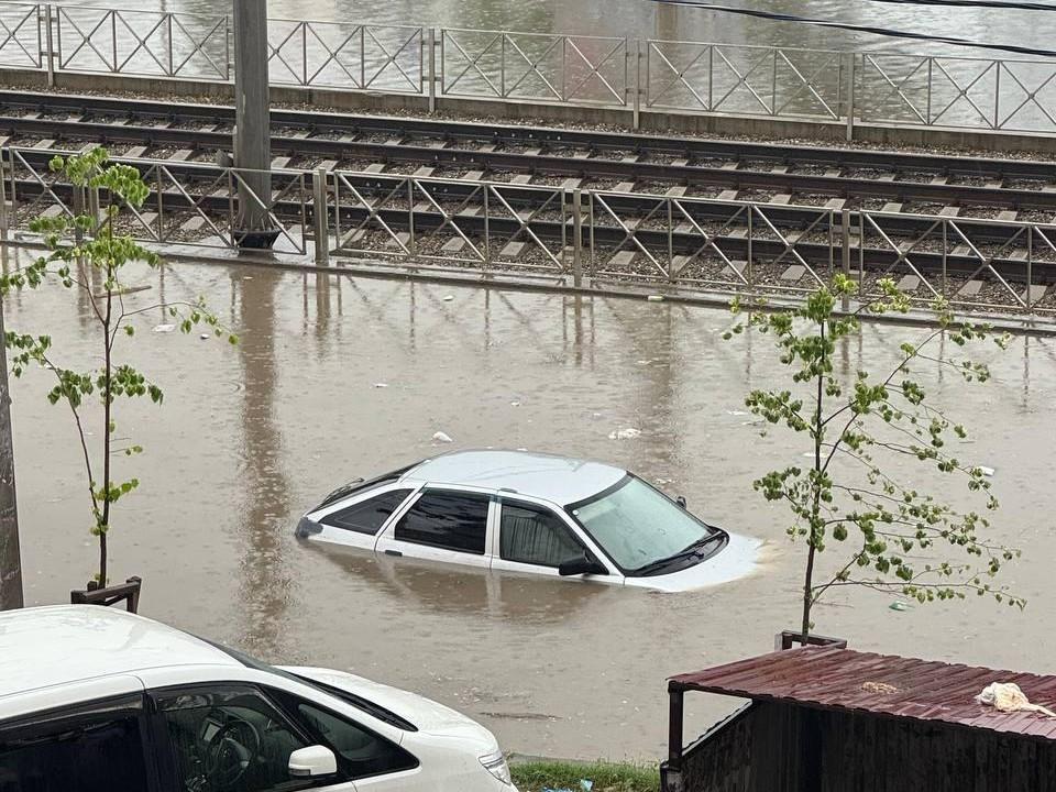 В Краснодаре из-за ливня перекрыли участок улицы Московской