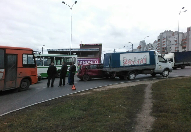 У «Глобуса» легковушка врезалась в автобус | ya62.ru
