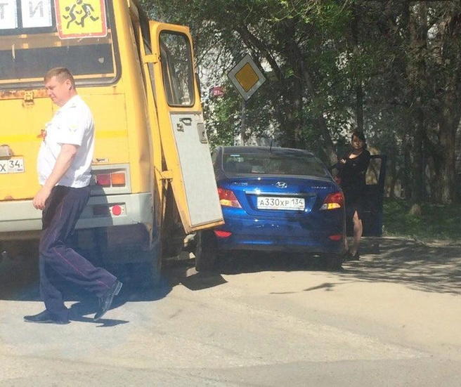 Под Волгоградом школьный автобус столкнулся с иномаркой | v1.ru