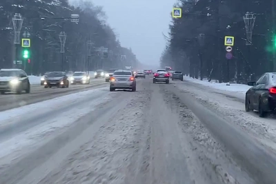 Снегопад в Челябинске парализовал дороги, жители опасаются опозданий