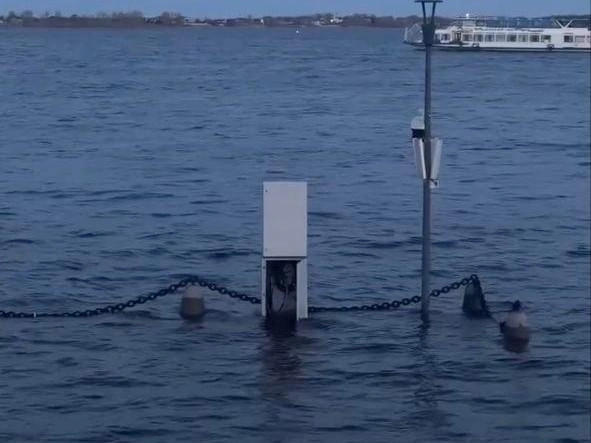 Открытый металлический шкаф с проводами оказался под водой | Источник: volgogradkaaa / соцсети