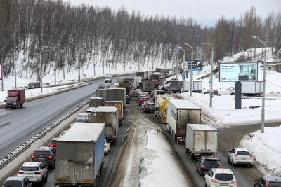 10 km traffic jam near Nizhny, city traffic at 9/10