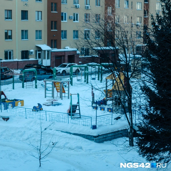 Детская площадка не отличается от сотен других в городе | Источник: Александр Левчук / NGS42.RU